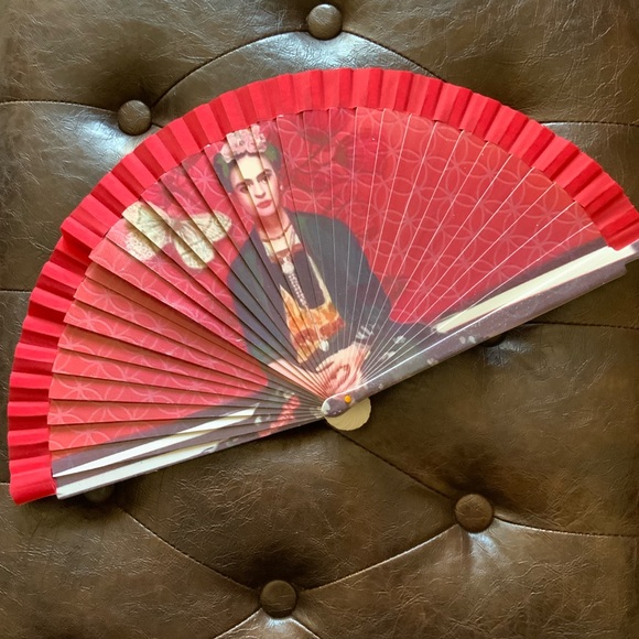 Frida Kahlo Red Hand Fan - Rare Find - Picture 1 of 6